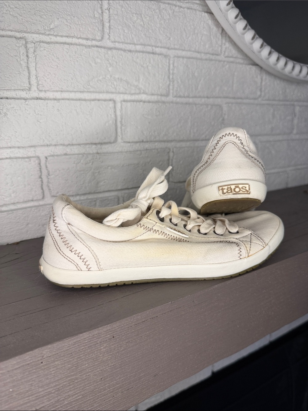 Taos Footwear Women's Low-Top Sneaker in Off-White